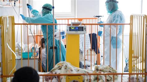 Obłożenie łóżek dla dzieci w szpitalach waha się od 75 proc. do 80 proc ...