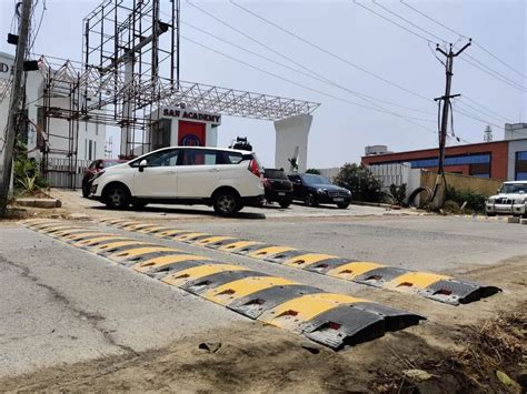 Speed Breaker - Rubber Speed Breaker With Reflective Arrow Trader ...