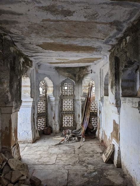 Abandoned room in the complex of buildings in Rajasthan, India : r ...