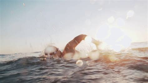 日落时，一个年轻人在海里游泳—高清视频下载、购买_视觉中国视频素材中心