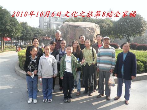 日前，网上曝光一组@佟大为 @关小悦joy 的民国风全家福写真。