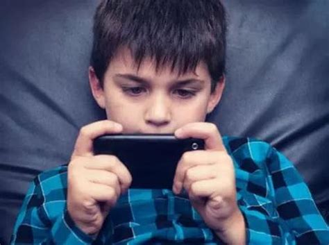 【科普】孩子玩手机怕近视？眼科专家对蓝光危害的解读!