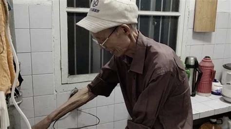 89岁浙大教师拾破烂9年，资金全部捐助贫困生_平凡之光-梨视频官网-Pear Video