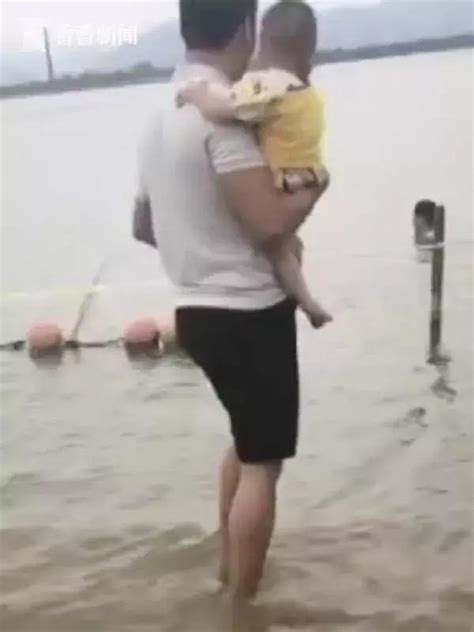 父亲抱儿跳水救人 1岁多儿子小手轻拍安慰轻生男子_凤凰网