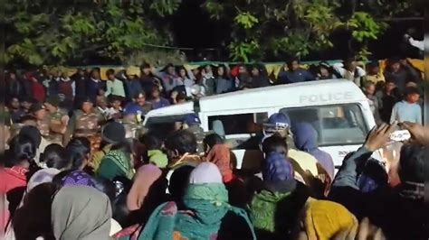 कार्रवाई करने गई पुलिस के जवानों को ग्रामीणों ने बनाया बंधक, 7 घंटे कैद ...