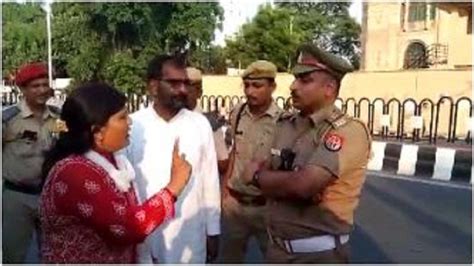 'बदतमीजी मत करो...' लखनऊ में बीजेपी की महिला कार्यकर्ता और पुलिस के बीच ...
