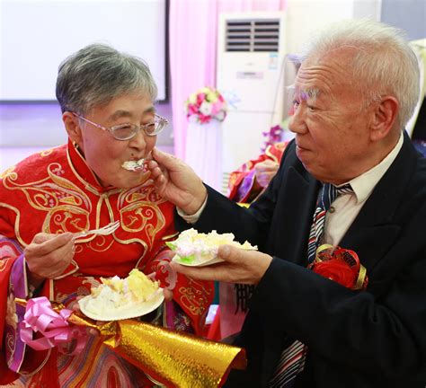 耄耋老人每天打羽毛球比赛，下场却要拄拐杖走路，网友留言吓死人_传输