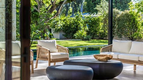 How to Set Up an Outdoor LED Projector 的图像结果