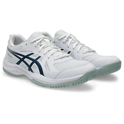 Comfortable and sturdy badminton footwear for men and women ...