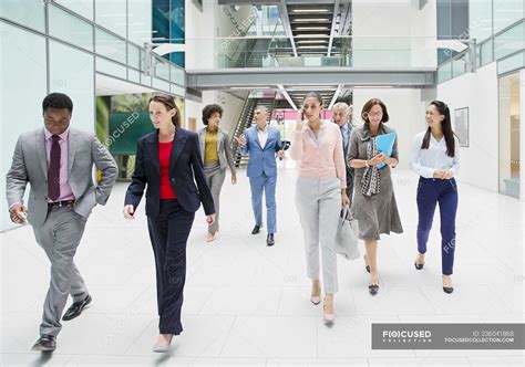 Corporate People Walking 的图像结果