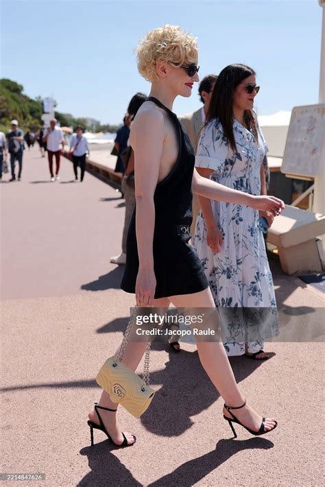 Julia Garner feet | FeetDatabase.com