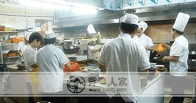 后厨员工风采_河南枫林餐饮管理有限公司