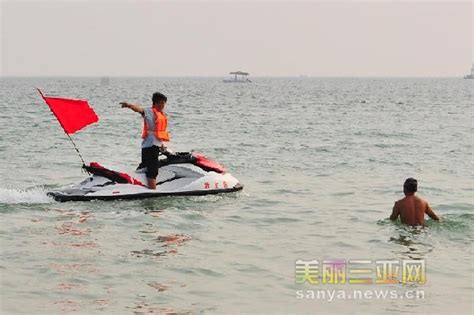 海南三亚泳区救生员：每年救起游客400人以上_海口网