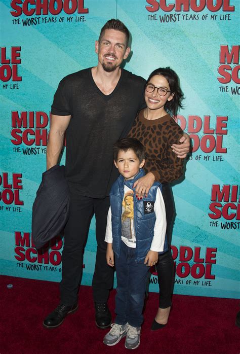 Violet Moon Howey Is Sarah Shahi's Daughter with Steve Howey —Facts ...