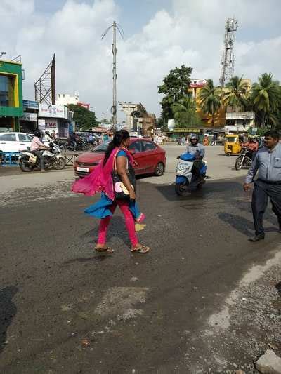 No signal for pedestrian crossing - Times of India