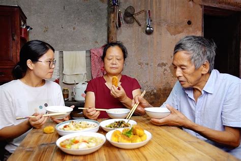 农村婆婆跟儿媳妇同住，儿子不在家，看儿媳妇给婆婆做啥吃的_凤凰网视频_凤凰网