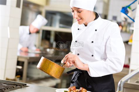 酒店或餐厅厨房烹饪的女厨师她正在做调高清图片下载-正版图片503045140-摄图网