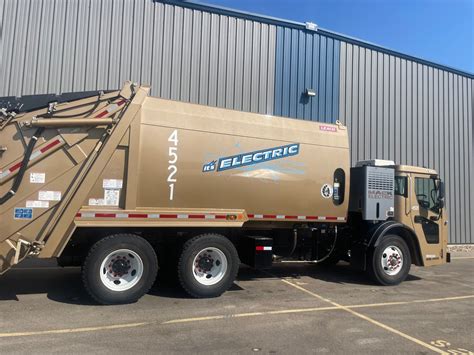 Wisconsin's first electric garbage trucks hit Madison streets - WPR