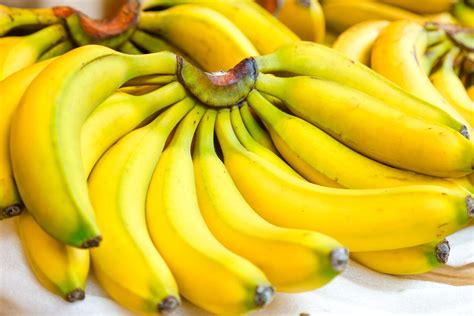买香蕉，选直的还是弯的？口感区别大，记住4个窍门，绵软又香甜-简易百科