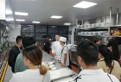 学厨师看大师做菜还不够，企业研学游更添味_长沙新东方烹饪学校