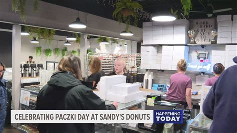 Sandy's Donuts sells thousands of paczki for Fat Tuesday | wzzm13.com