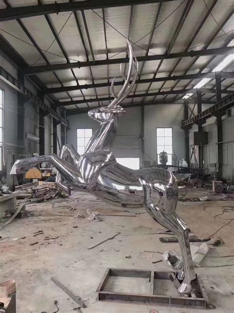 杭州雕塑厂不锈钢镜面荷花雕塑-杭州金兔子文化创意有限公司