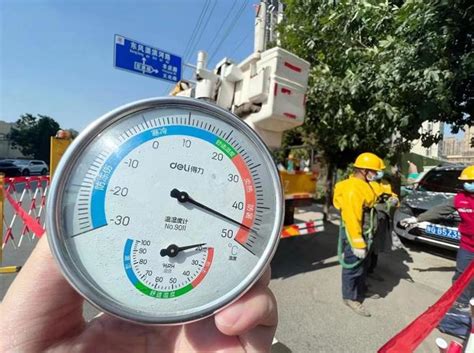 夏至！郑州电力工人40度高温下带电作业，衣服湿透拧出水-大河新闻