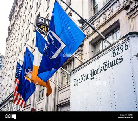 New York 1980s, The New York Times Newspaper building, drapeaux, camion ...