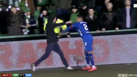 Un ultra del Hibernian salta al campo para agredir a un jugador rival
