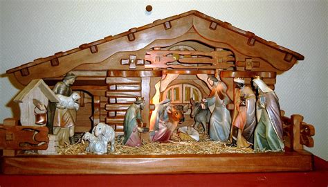 Weihnachtskrippe mit geschnitzten Figuren in Lindewitt | Möbel und ...