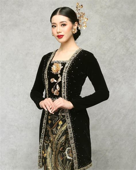 Kebaya - Indonesia traditional clothing 🇮🇩 | Kebaya, Kebaya modern ...