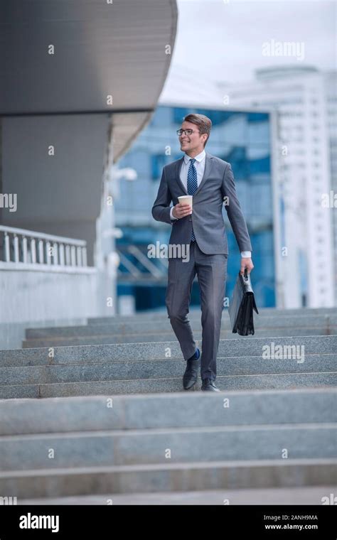 Business Man Walking 的图像结果