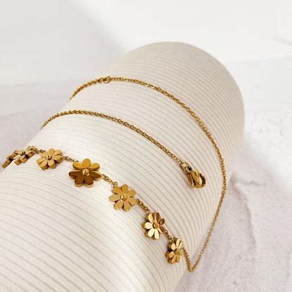 Goes With Every Outfit She Owns — Daisy Pendant Chain Necklace | Anti ...