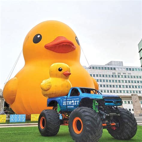 Giant Rubber Duckie The World's Largest Rubber Duck Is Waddling Its