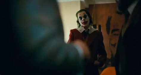 DC电影《小丑》再惹争议！配乐使用娈童癖歌手的歌曲引发观众批评！ - 哔哩哔哩