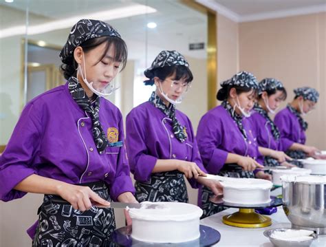 2022年学西点工资怎么样？_重庆新东方烹饪学校