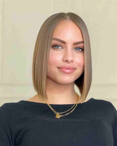 32 Flattering Middle Part Hairstyles Trending Right Now