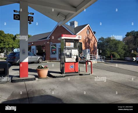 76 gas station hi-res stock photography and images - Alamy