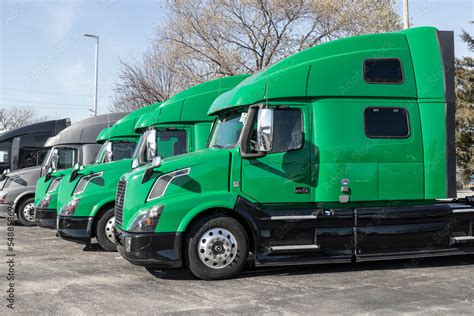 Volvo Big-Rig Trucks 的图像结果