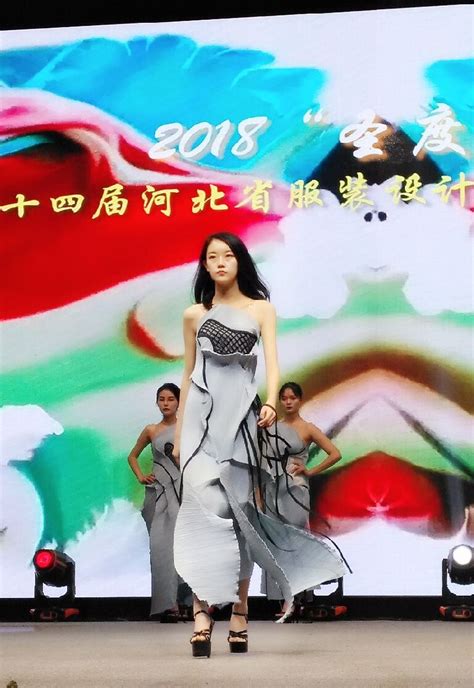 邢台123：邢台职业技术学院第一女模特和她设计的服装，参赛就获奖，似博似很牛鼻？