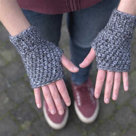 25 Free Easy Fingerless Gloves Crochet Patterns - Blue Star Crochet