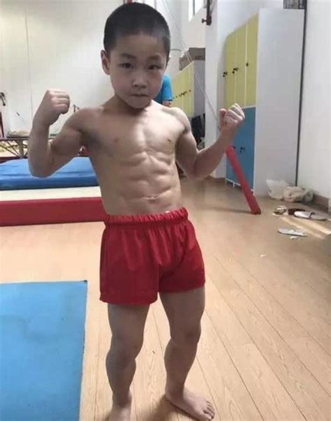 9岁小男孩获得多枚散打冠军金牌，身上的腹肌让人羡慕|腹肌|武校|小男孩_新浪新闻