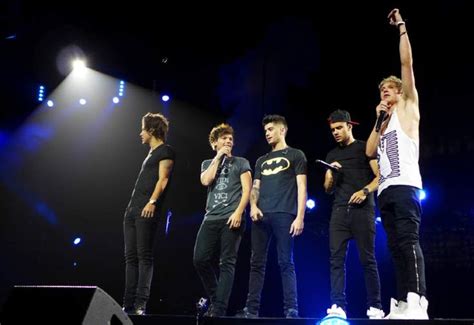 One Direction Surprsing Fans 的图像结果