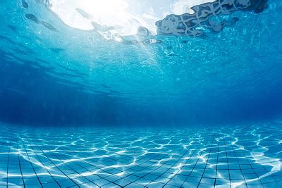 在水下游泳池中游泳的人高清摄影大图-千库网