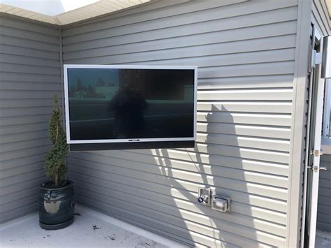 How To Mount TV To Vinyl Siding | Storables
