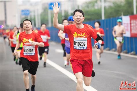以青春的名义献礼“五四” 三千跑者奔跑在株洲湘江之滨 - 玩乐头条 - 玩乐频道 - 华声在线