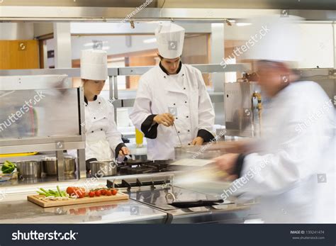 Busy Kitchen Chefs 的图像结果