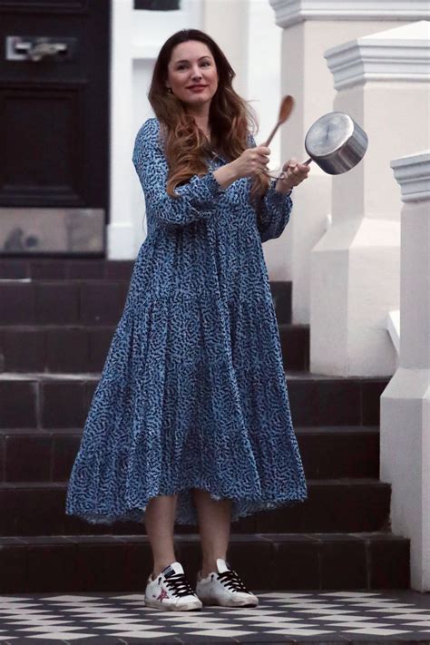 KELLY BROOK Cheers Emergency Personnel in London 04/16/2020 – HawtCelebs