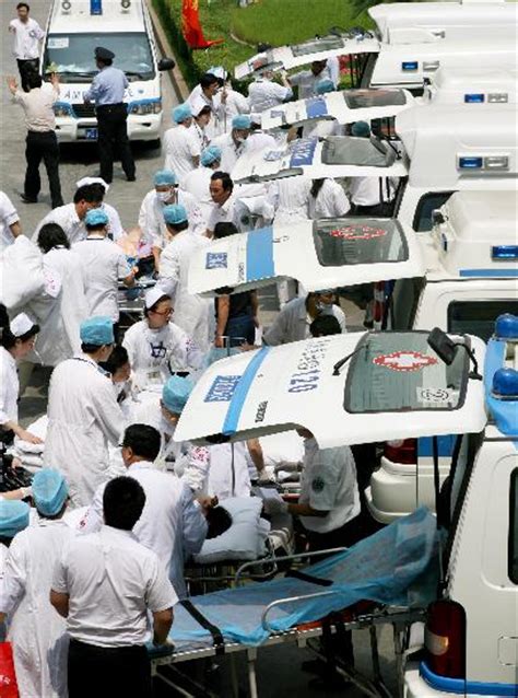 图文：上海华东医院的医生将伤员抬下救护车_新闻中心_新浪网