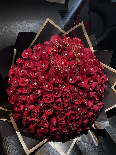 Ramo 200 rosas con corona y perlas de fantasía - Arreglofloral.mx ...